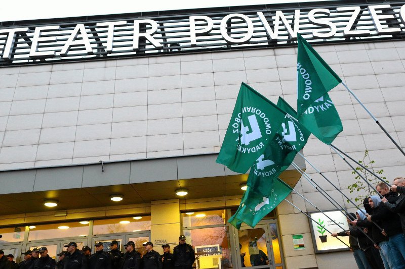 Teatr Powszechny od dłuższego już czasu jest "na celowniku" członków skrajnie prawicowych organizacji.