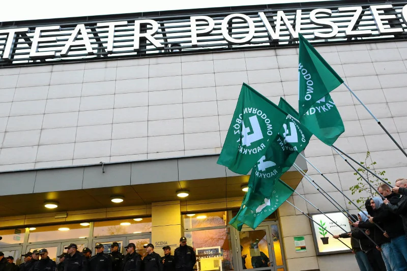 Teatr Powszechny od dłuższego już czasu jest "na celowniku" członków skrajnie prawicowych organizacji.