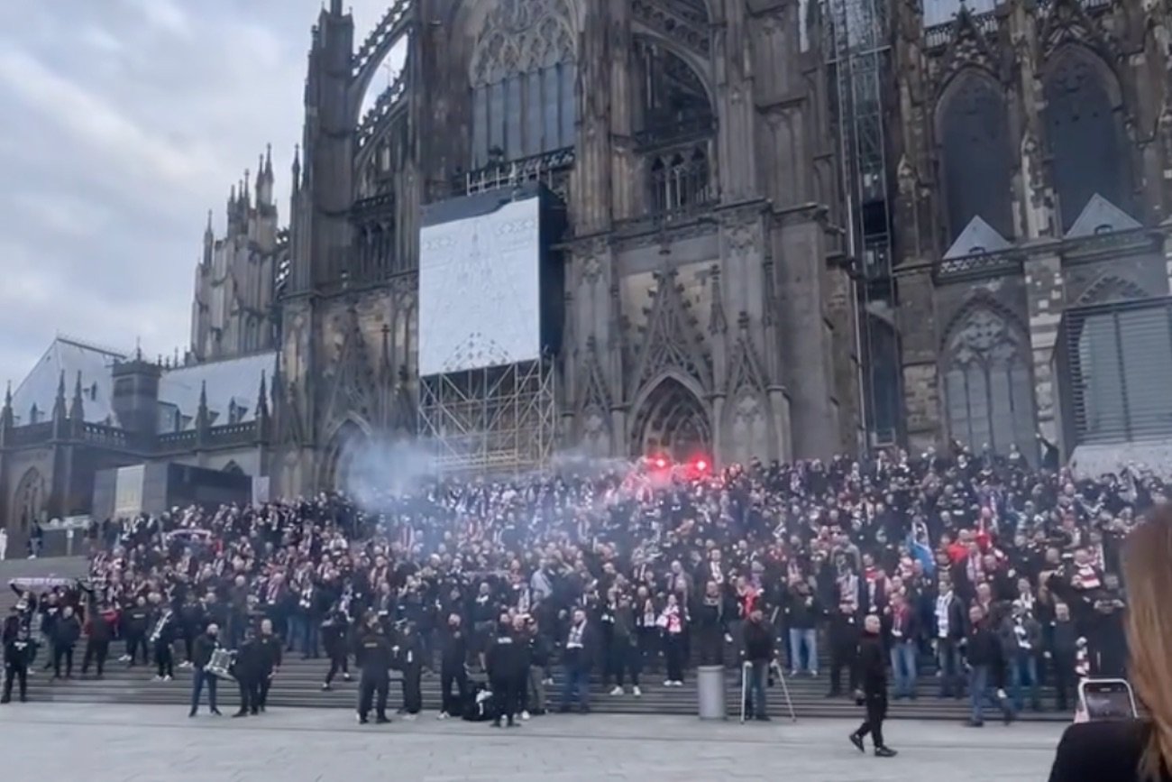 Polscy kibice w Kolonii. 32-latek dźgnięty nożem.