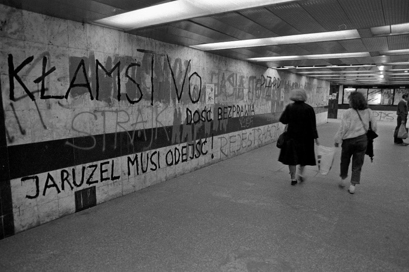 Czerwiec 89', dziś już nieistniejące przejście podziemne pod ul. Krakowskie Przedmieście przy Uniwersytecie Warszawskim.