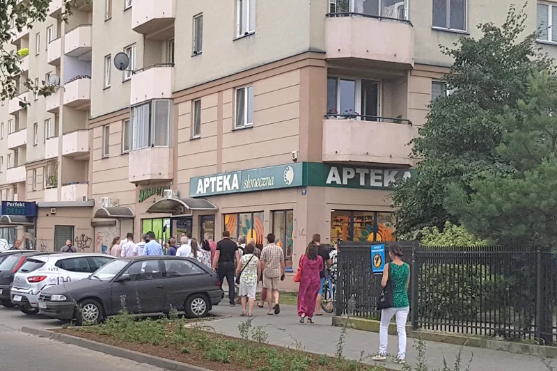 Po jakimś czasie cała grupa przemaszerowała w kierunku odległego o kilkaset metrów przystanku autobusowego.