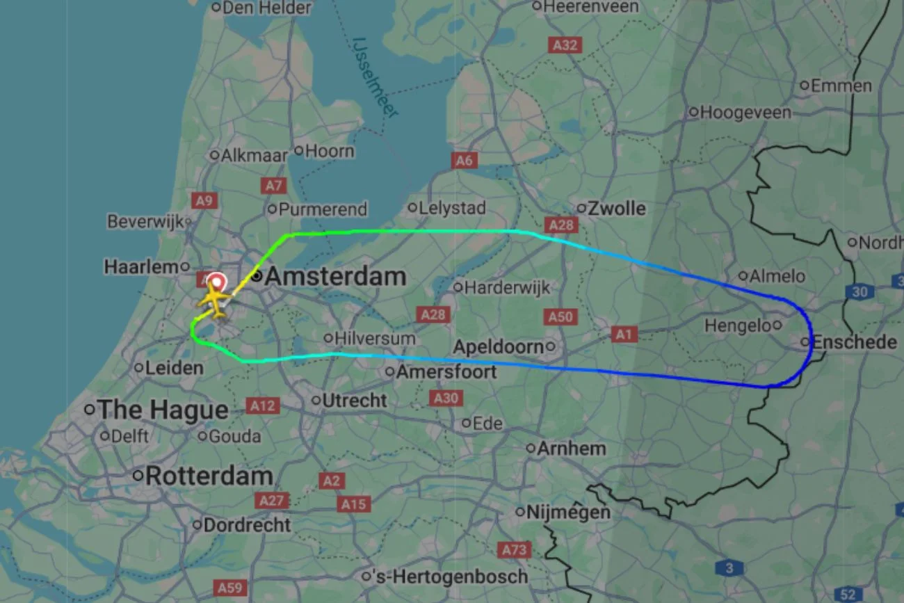 Samolot LOT zawrócił do Amsterdamu Trasa samoloty PLL LOT, który wrócił do Amsterdamu