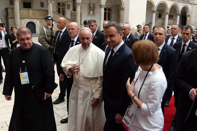 Papież Franciszek i prezydent Andrzej Duda na dziedzińcu zamku na Wawelu.