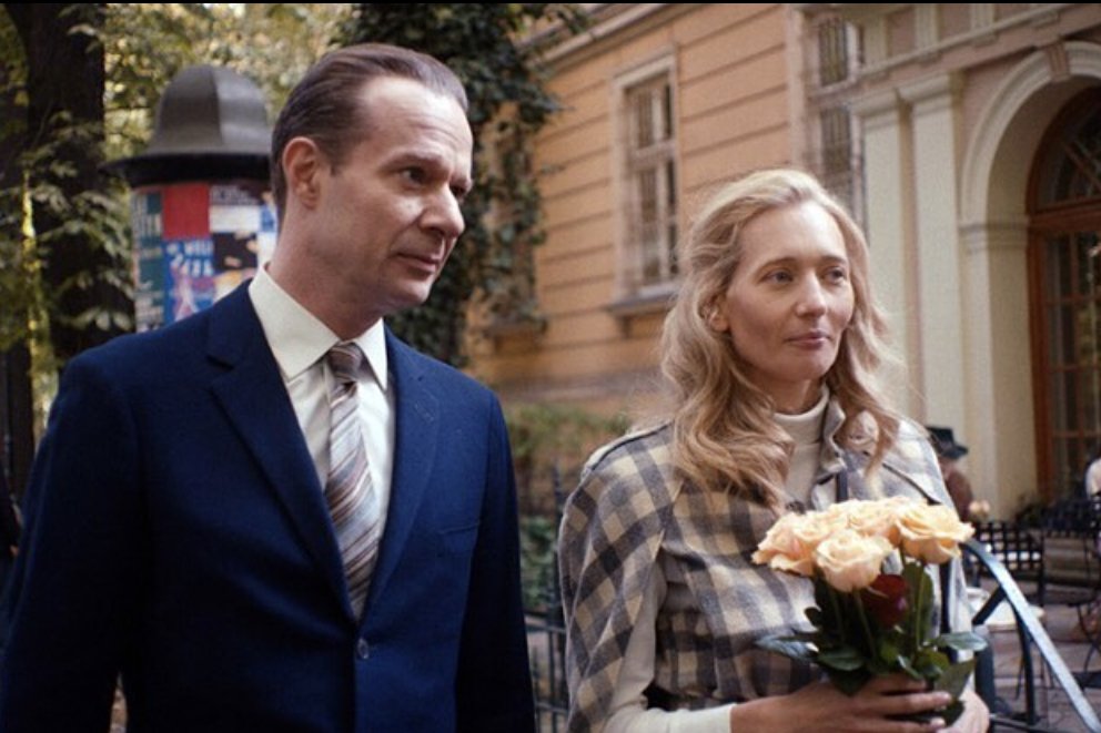 Kadr z serialu "Osiecka" Telewizji Polskiej. Grzegorz Małecki jako Jeremi Przybora i Magdalena Popławska jako Agnieszka Osiecka