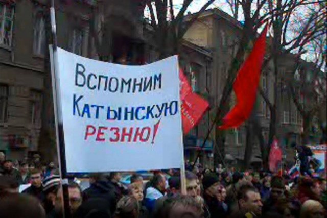 Transparent przypominający o zbrodni katyńskiej pojawił się na prorosyjskich demonstracjach, jakie zorganizowano w Odessie i Charkowie