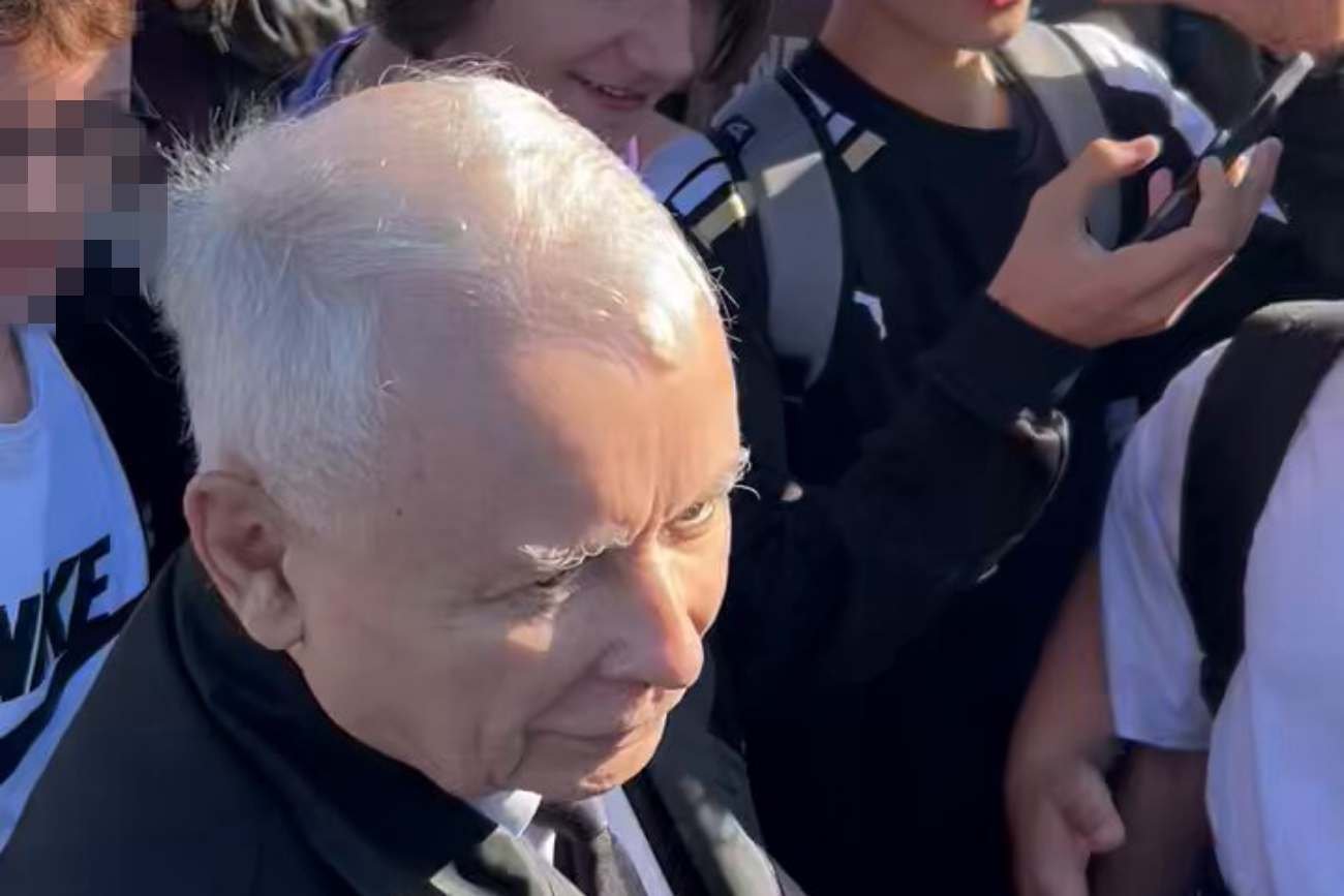 Jarosław Kaczyński podczas miesięcznicy smoleńskiej  wyszedł do młodzieży.