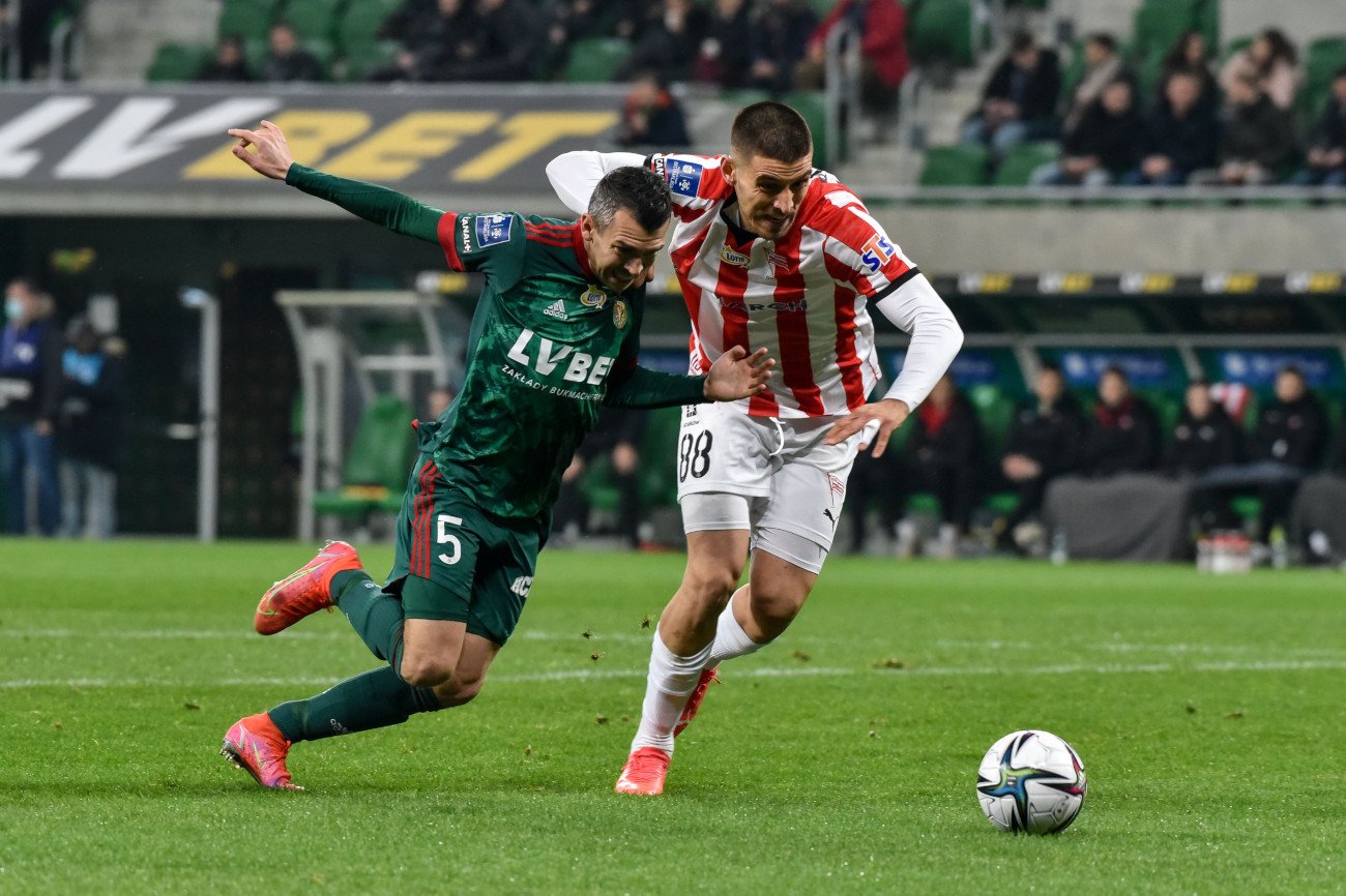 Śląsk Wrocław przegrał trzeci ligowy mecz z rzędu. Drużyna trenera Jacka Magiery okazała się słabsza od Cracovii.