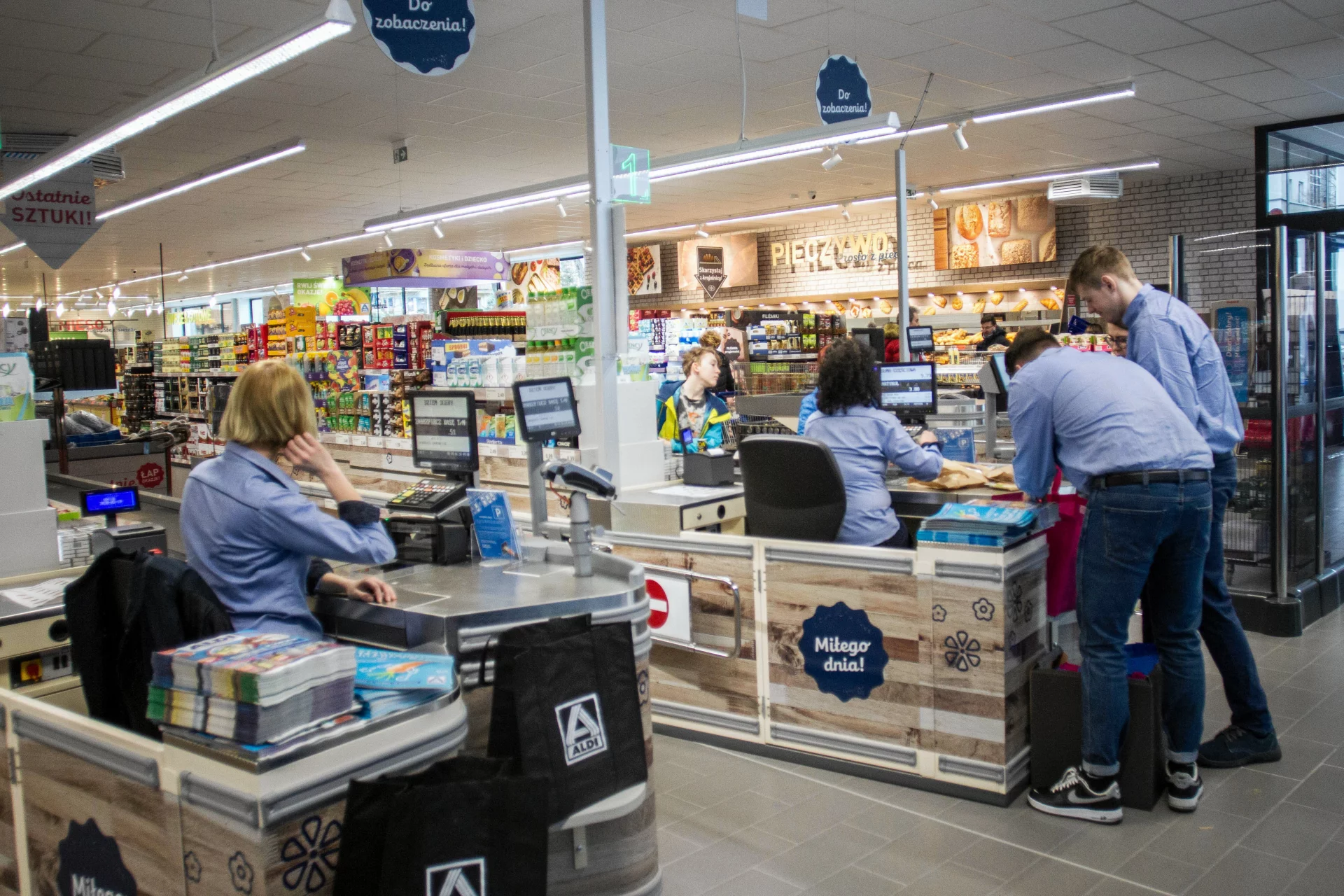 Aldi chce otworzyć w Polsce tysiąc sklepów. I to pomimo straty finansowej Co dalej z Aldi? Spółka notuje straty, ale nie poddaje się i otwiera nowe sklepy