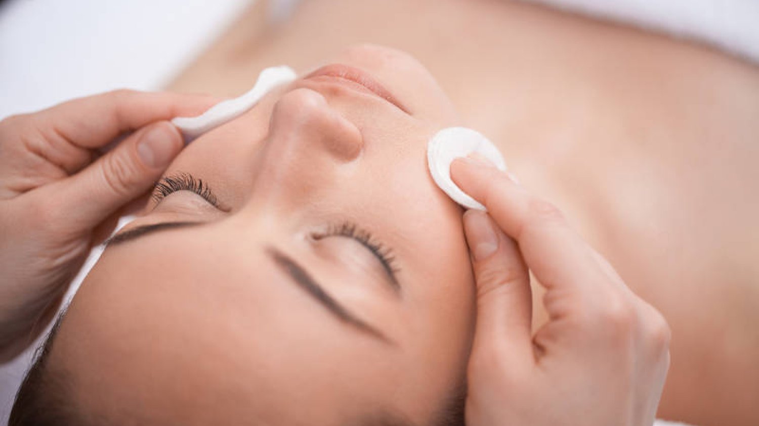 Piling u dermatologa to przygoda, która nie kończy się na jednym zabiegu, a na efekt końcowy musisz poczekać kilka tygodni
