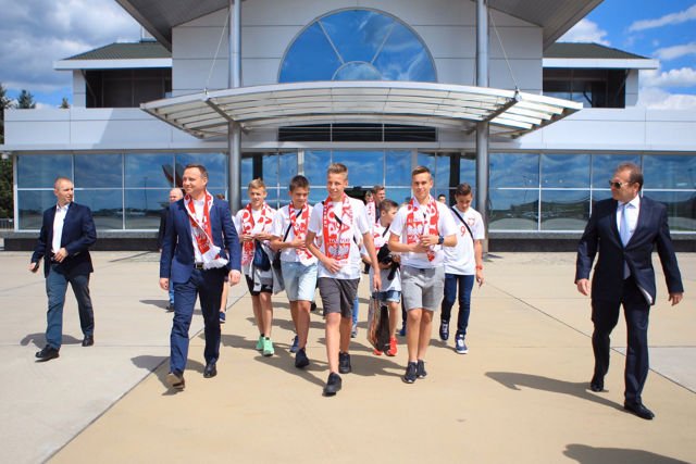 Andrzej Duda w otoczeniu młodzieży na płycie lotniska Okęcie.