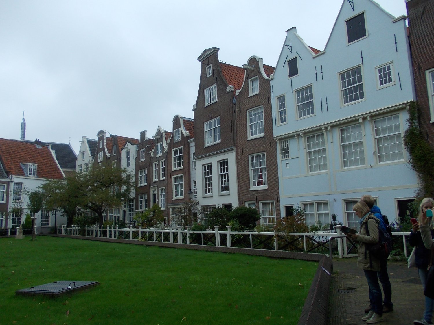 Na terenie dawnego przytułku dla kobiet prowadzonego w Amsterdamie przez zakon Beginek czas jakby stanął w miejscu...