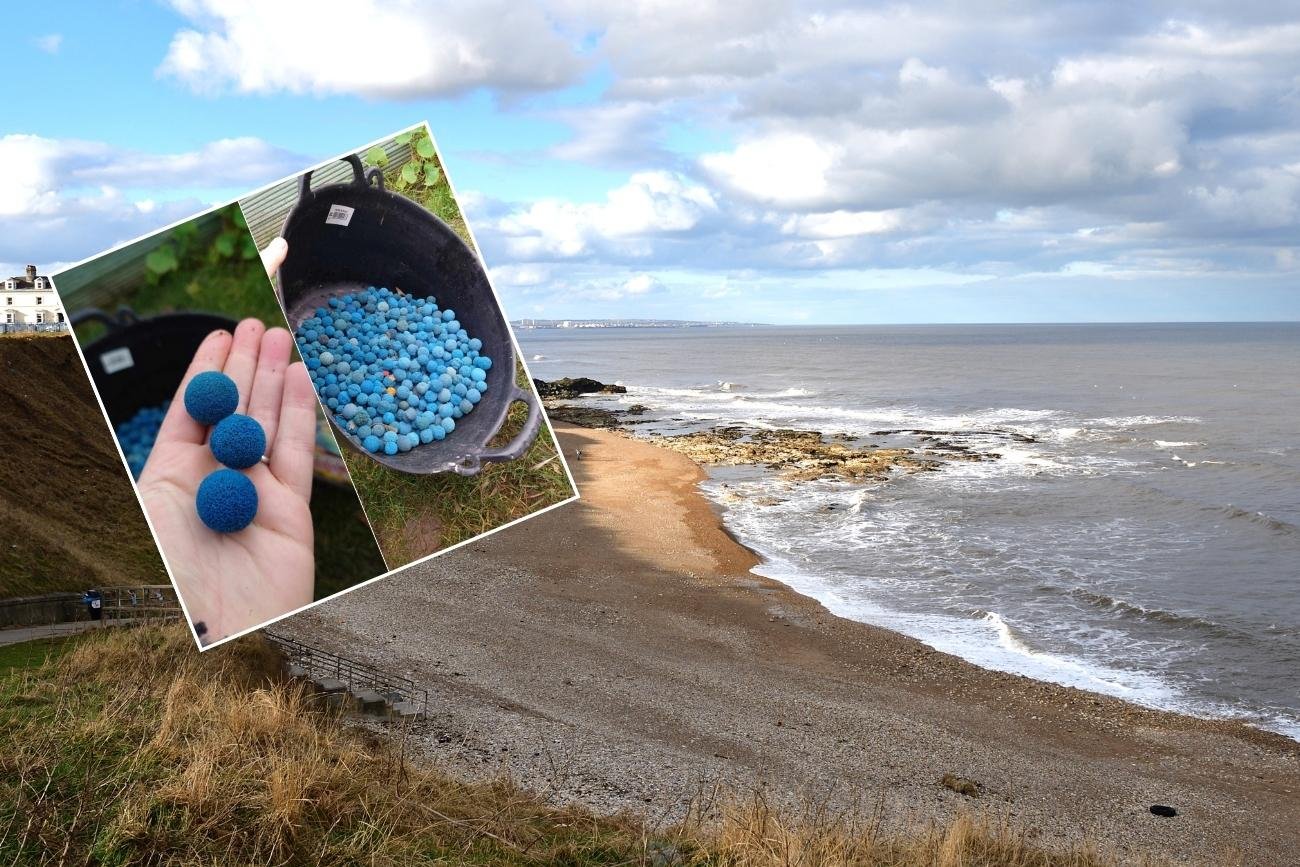 Niebieskie gumowe kulki zostały znalezione na plaży w Wielkiej Brytanii