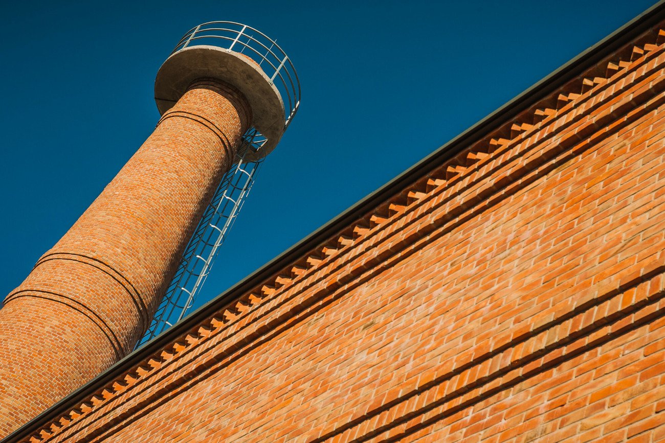 Nastolatek spadł z 30-metrowego komina dawnego browaru, zginął na miejscu