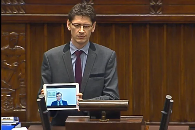 Niezrzeszony poseł Jarosław Gromadzki nie chciał zejść z mównicy, na której mówił o fałszerstwach wyborczych. Odtworzył też posłom wystąpienie Zbigniewa Stonogi