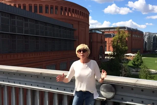 Grażyna Kulczyk na tle swojej największej inwestycji, centrum handlowego Stary Browar.