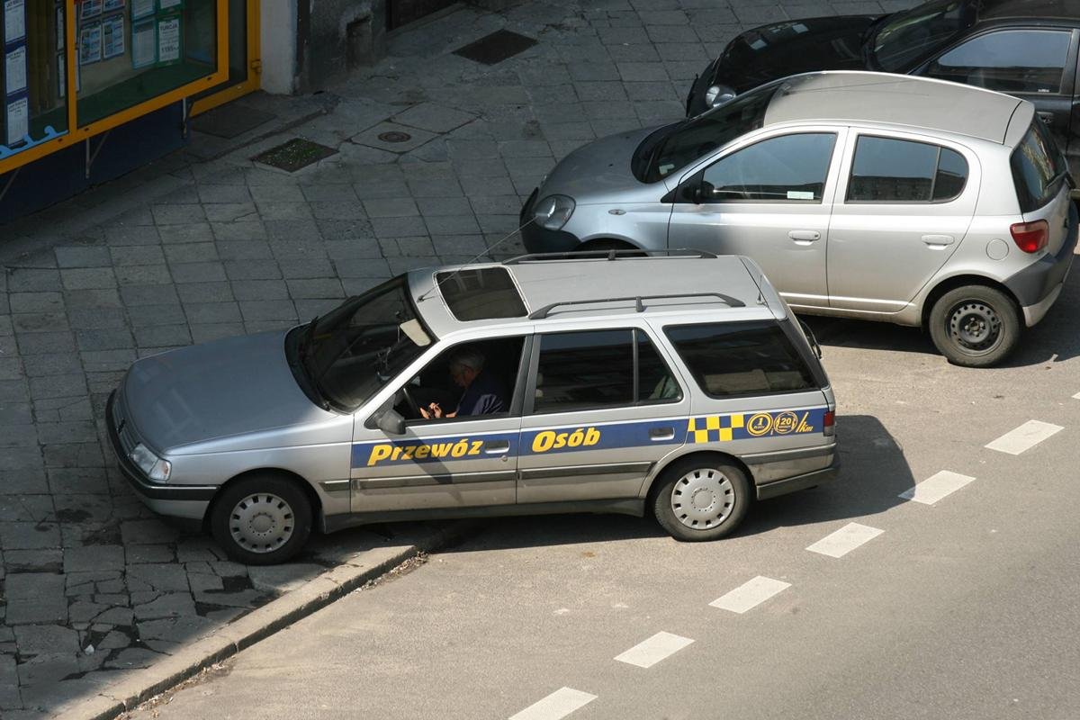 Od 6 kwietnia kierowcy, którzy chcą świadczyć usługi transportowe muszą posiadać licencję taksówkarza, chyba, że ich samochód pomieści więcej niż 7 pasażerów