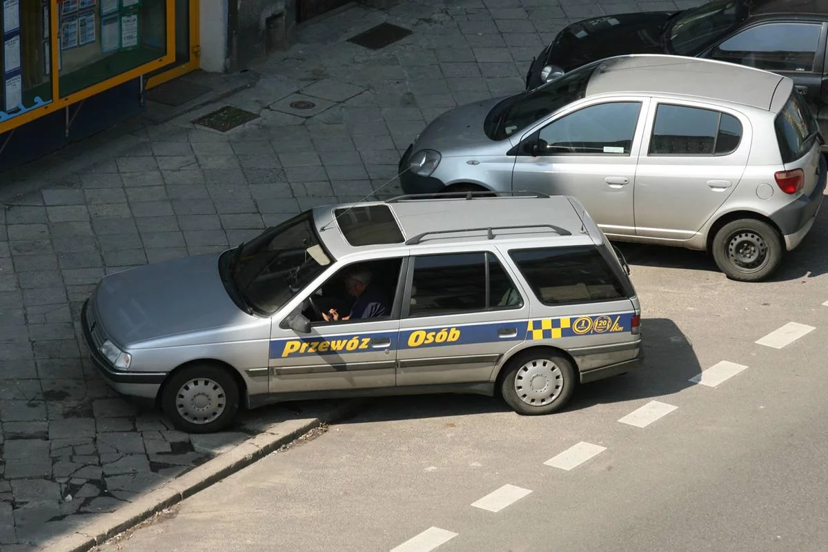 Od 6 kwietnia kierowcy, którzy chcą świadczyć usługi transportowe muszą posiadać licencję taksówkarza, chyba, że ich samochód pomieści więcej niż 7 pasażerów