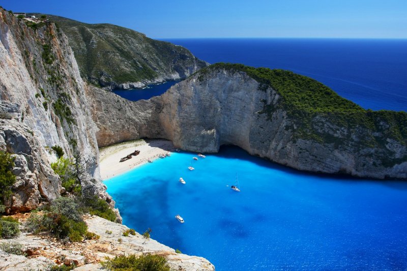 Na Zakintos, na plaży Navagio zwanej też "plażą wraku" zwalił się do morza fragment klifu. Trzy osoby zostały ranne.