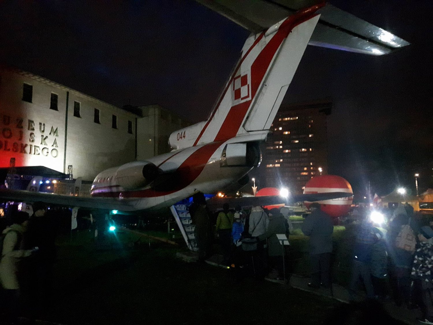 Kolejka do Jaka-40 na pikniku w Muzeum Wojska Polskiego.