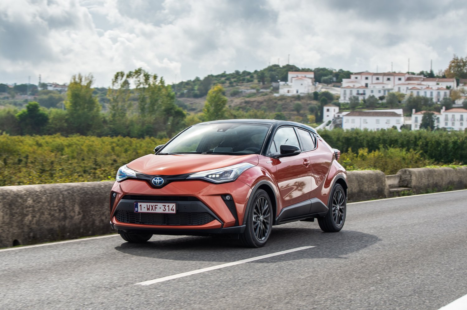 Nowa Toyota C-HR to dalej samochód dla odważnych. Oryginalny design szybko rzuca się w oczy.
