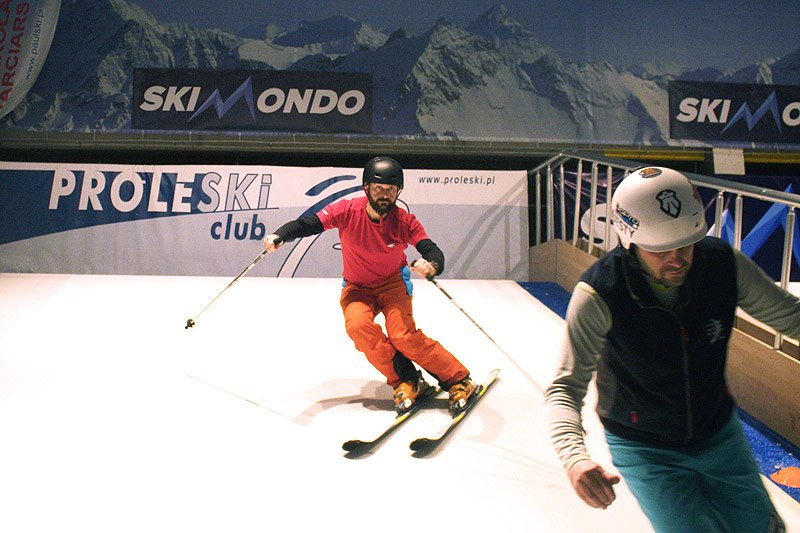 Skimondo w Gdańsku to pierwszy tego typu klub narciarski w Polsce. Można w nim trenować jazdę na nartach lub snowboardzie przez cały rok, bo tutejszy stok jest sztuczny i kryty.