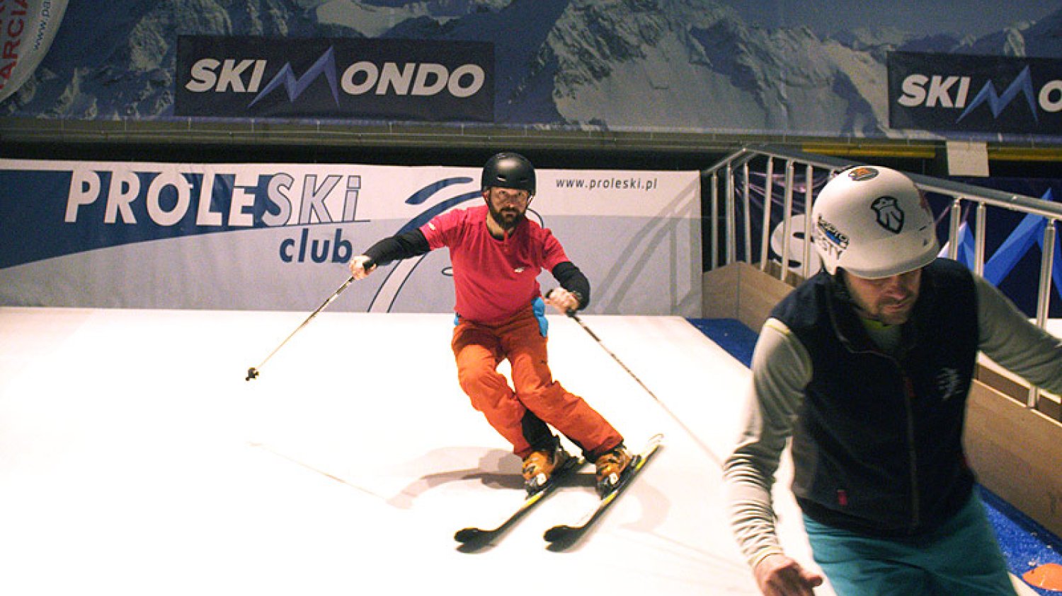 Skimondo w Gdańsku to pierwszy tego typu klub narciarski w Polsce. Można w nim trenować jazdę na nartach lub snowboardzie przez cały rok, bo tutejszy stok jest sztuczny i kryty.