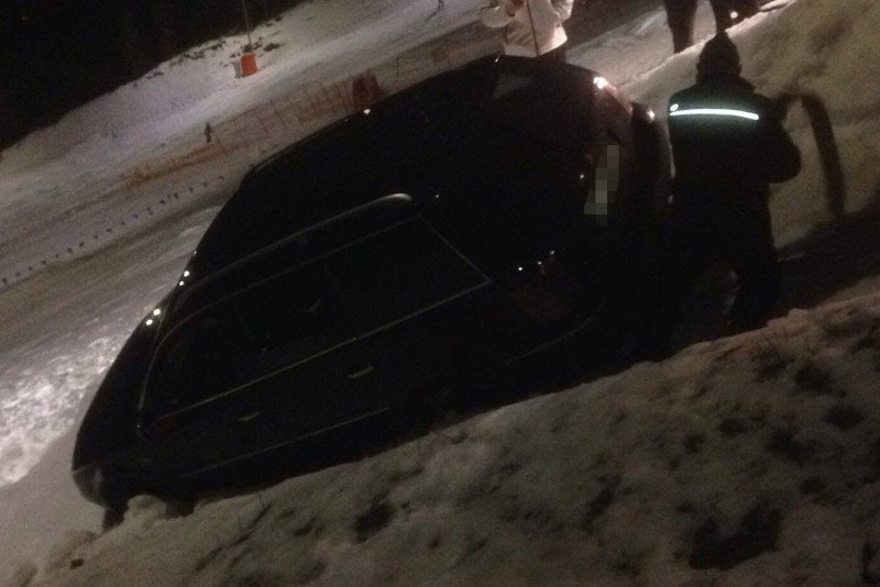 Passat zakopał się na stoku w Szczyrku.