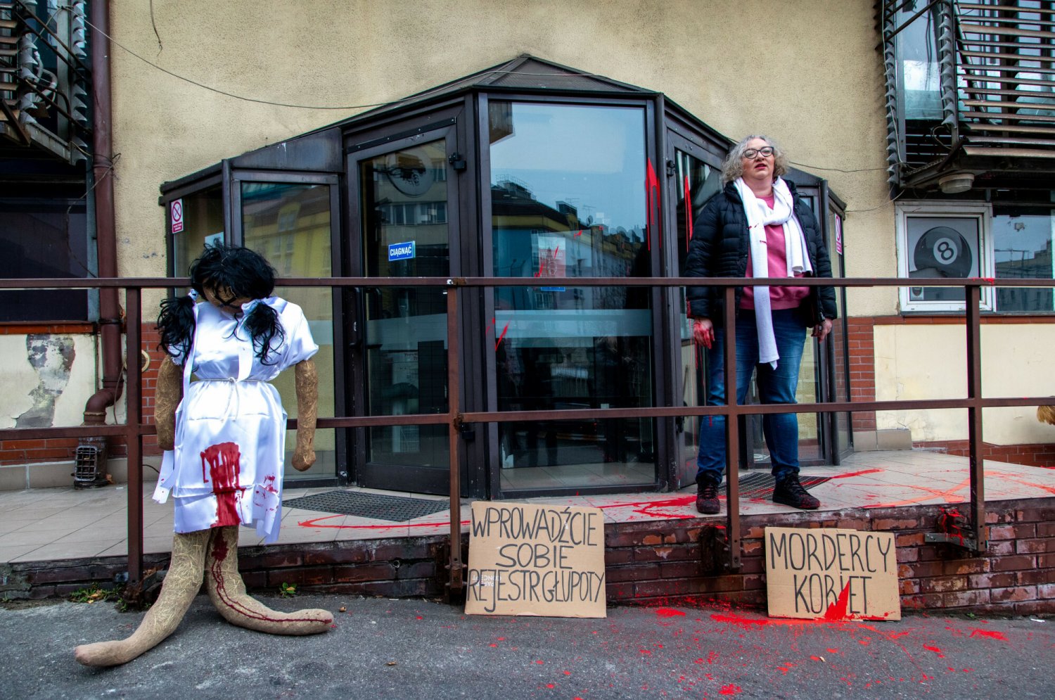 TVP skomentowało to, co działo się na Nowogrodzkiej podczas happeningu zorganizowanego przez aktywistów Ogólnopolskiego Strajku Kobiet.