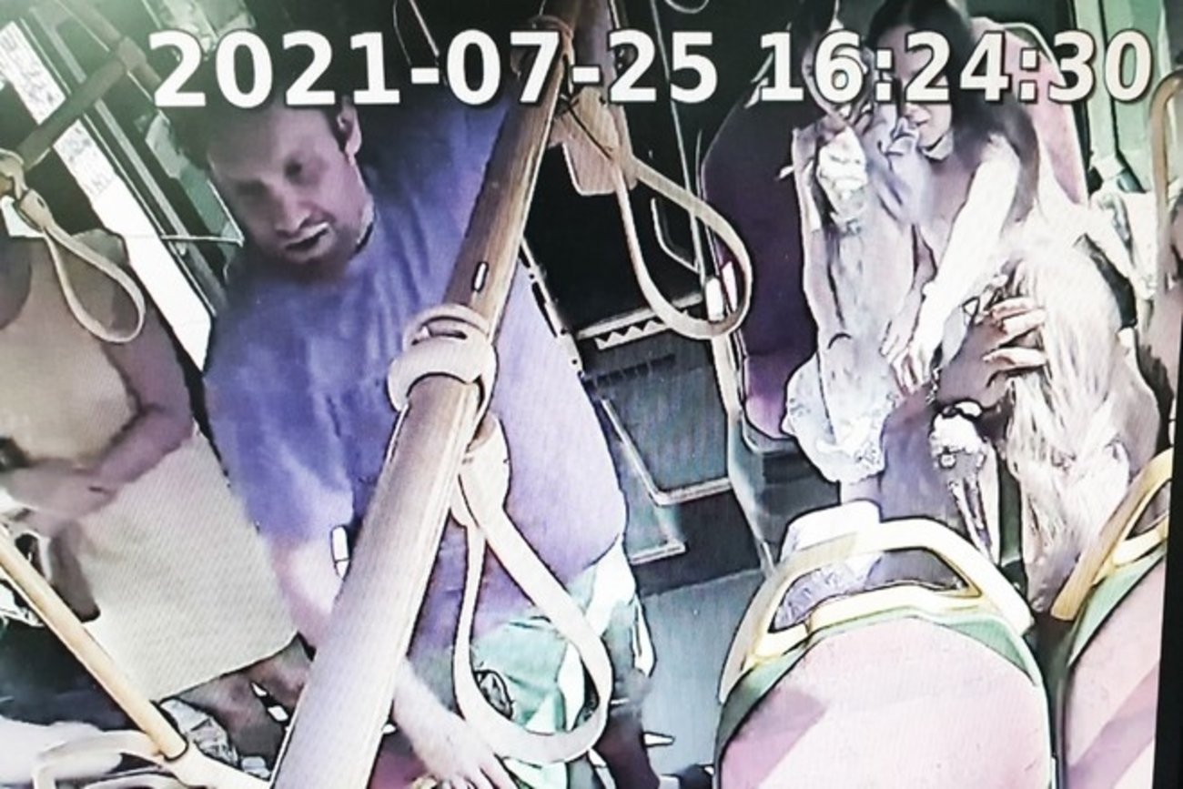 Policja z Wilanowa poszukuje mężczyzny, który pobił dwie kobiety w autobusie.