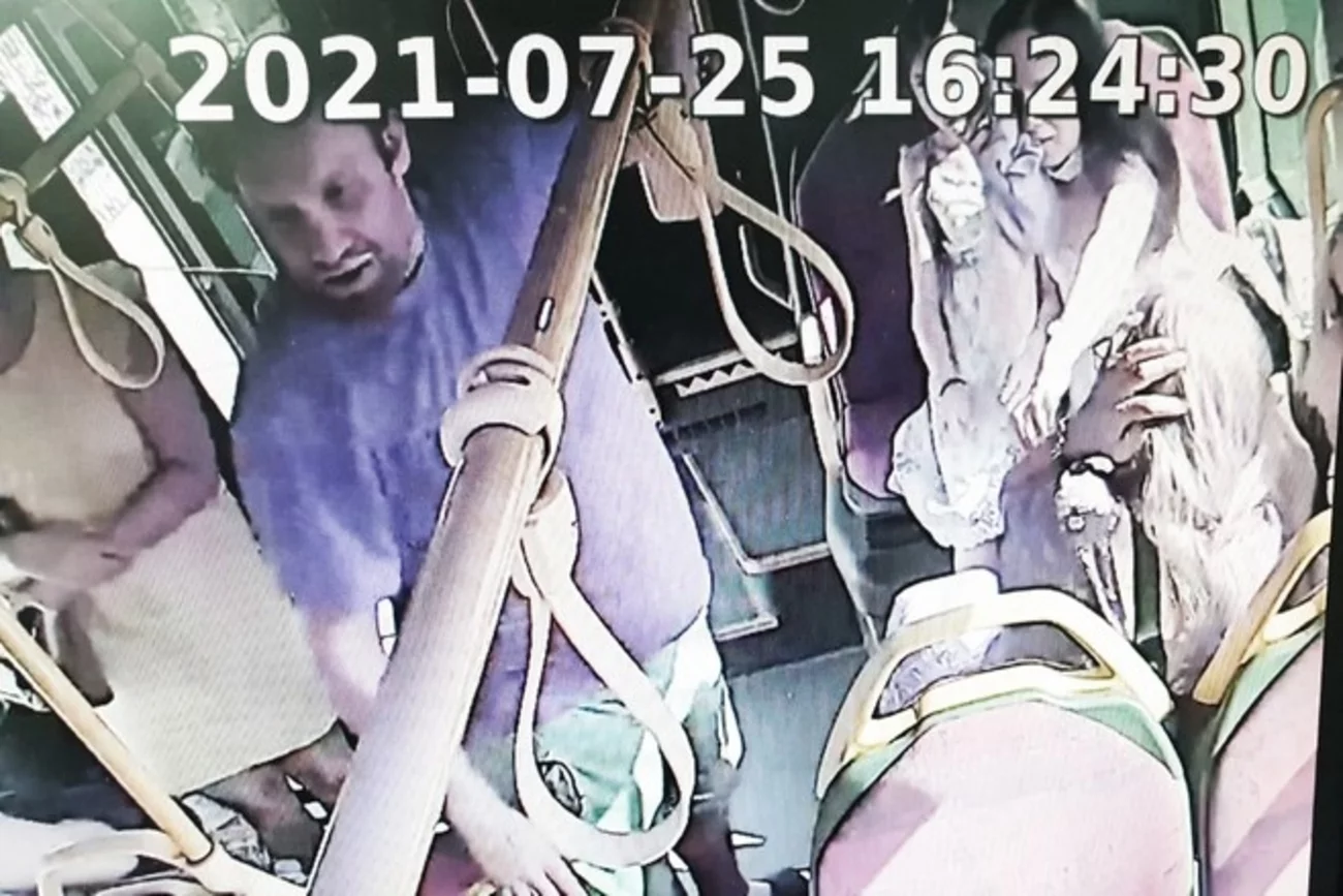 Policja z Wilanowa poszukuje mężczyzny, który pobił dwie kobiety w autobusie.