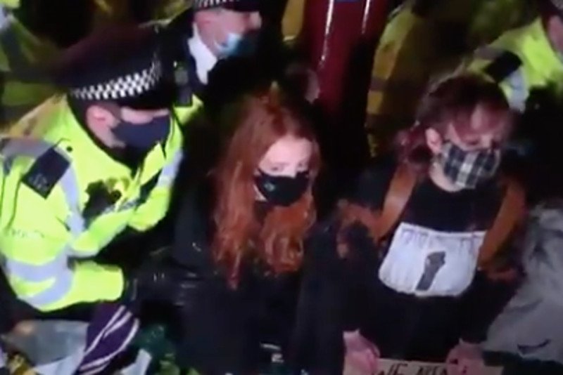 Przepychanki z policją podczas czuwania dla zamordowanej Sarah.