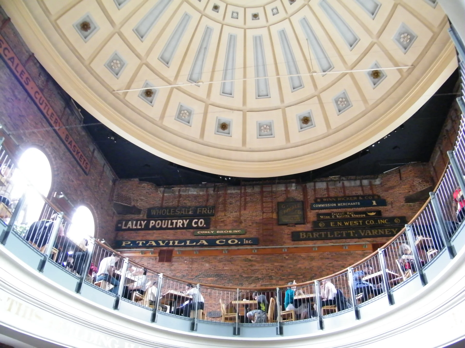 Quincy Market. Pod kopułą w stylu rzymskim znaduje się dwupiętrowa sala do konsumpcji wspólna wszytskim 36 barom.