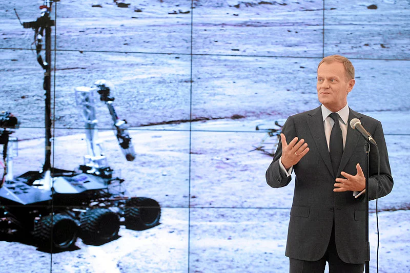 Premier Donald Tusk na tle łazika marsiańskiego, który współtworzą Polacy. Zdaniem agencji Reutersa, innowacyjność to w przyszłości jedyne wyjście dla polskiej gospodarki