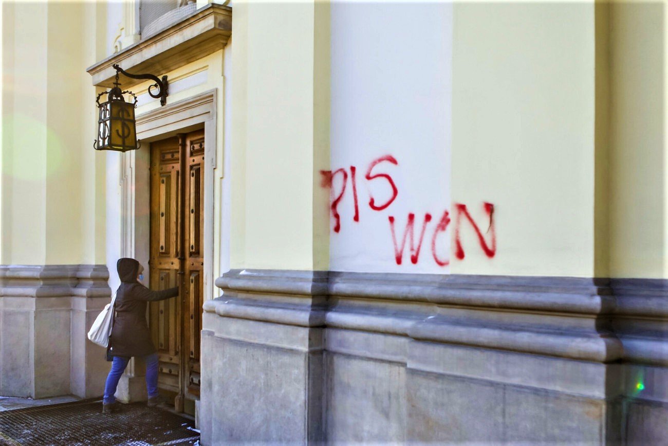 Zniszczona elewacja kościoła św. Krzyża w Warszawie