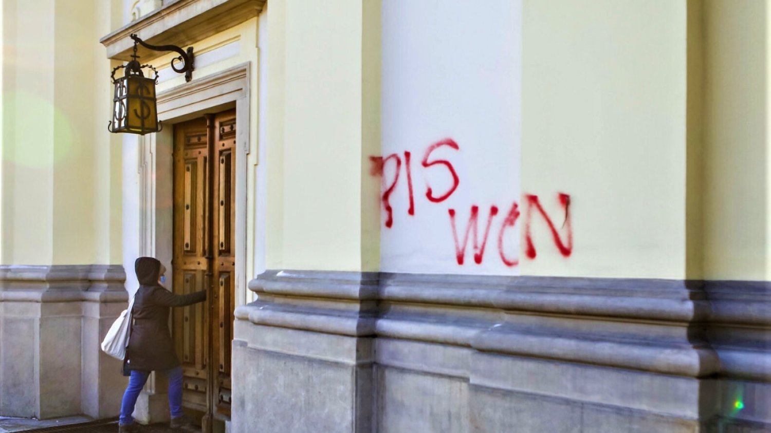 Zniszczona elewacja kościoła św. Krzyża w Warszawie