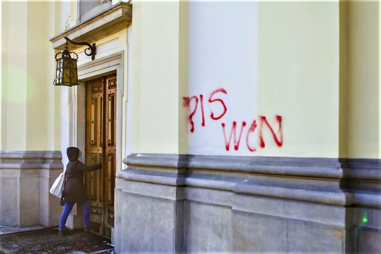 Zniszczona elewacja kościoła św. Krzyża w Warszawie