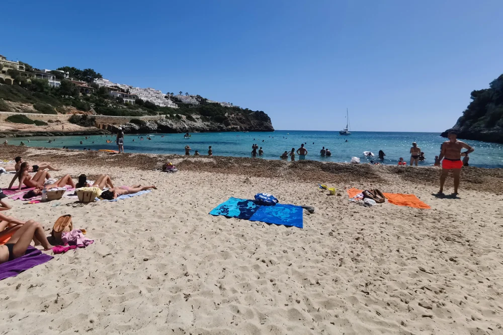 Na naturalnych plażach jest wyraźnie mniej ludzi niż na tych miejskich.