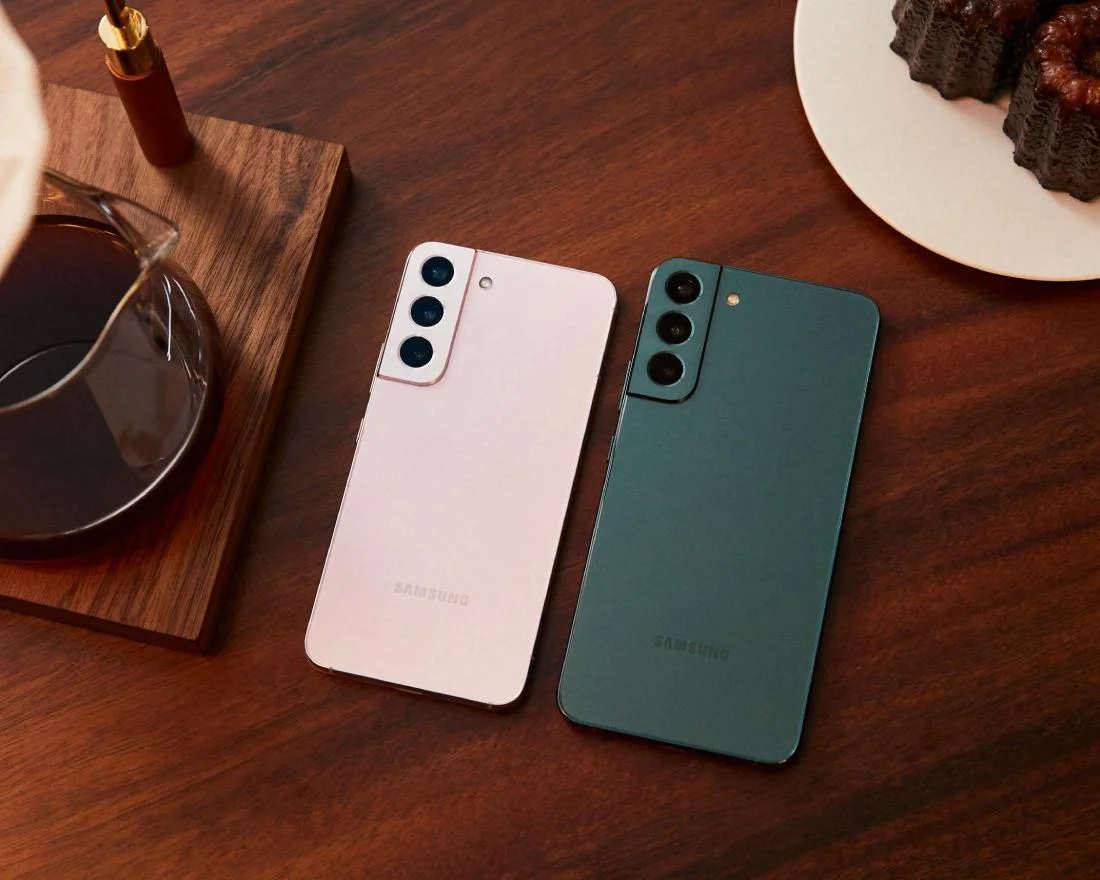 Ultra lekki Galaxy S22 to najmniejszy z gamy nowych smartfonów Samsunga.