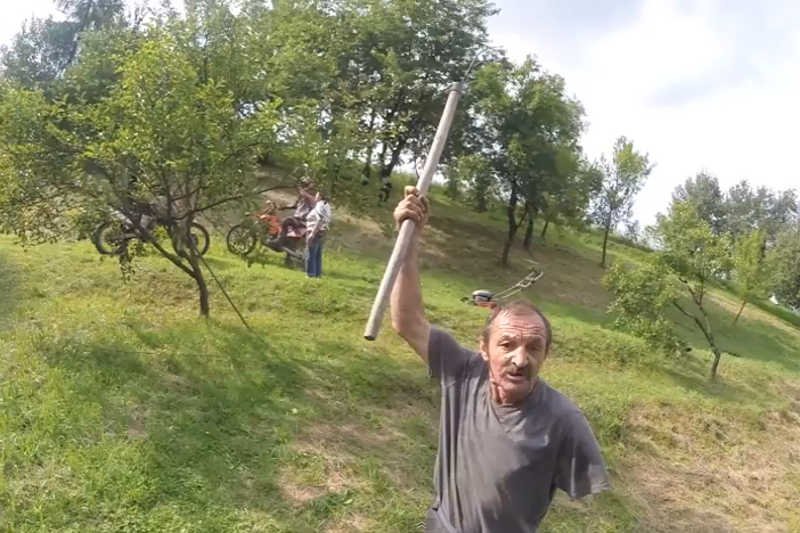 Rolnik atakuje motocyklistów enduro – to nagranie wzburzyło nie tylko polskich internautów