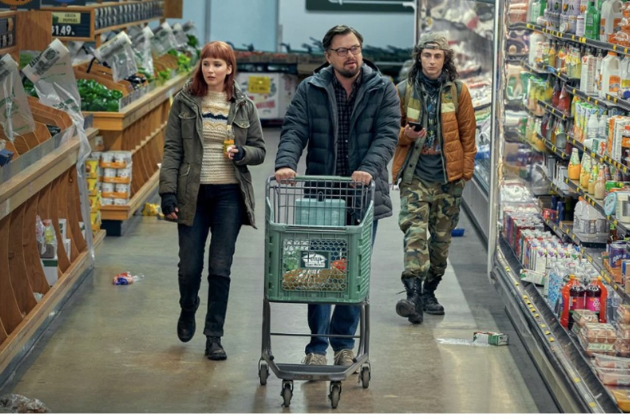 Kadr z filmu "Nie patrz w górę".