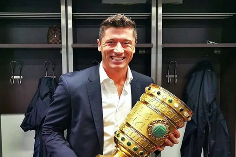 Robert Lewandowski z Pucharem Niemiec.