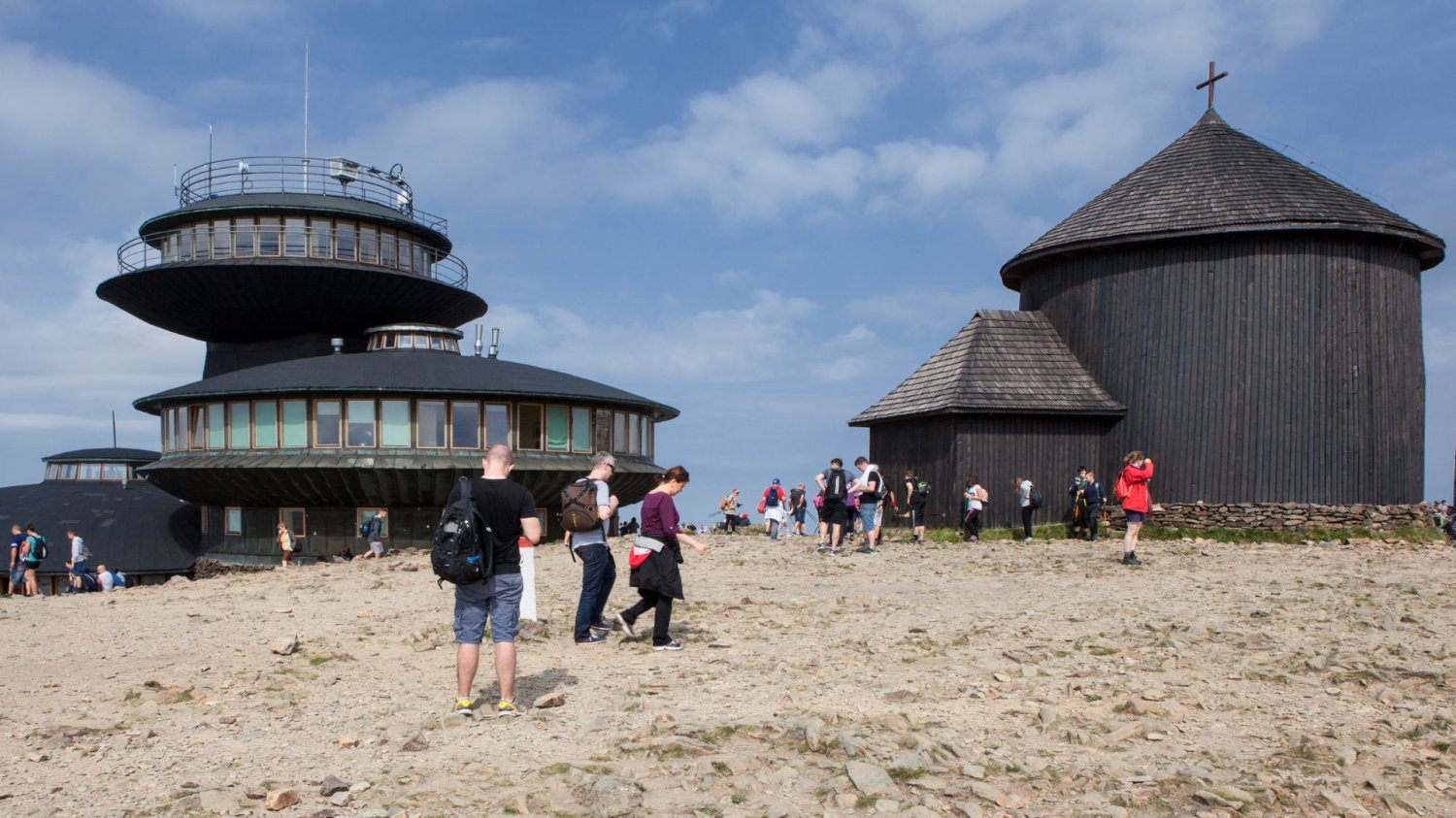 IMGW chce przebudować obserwatorium na Śnieżce. Turyści czekali na to od 11 lat Budynek na Śnieżce do przebudowy. IMGW ogłosiło przetarg