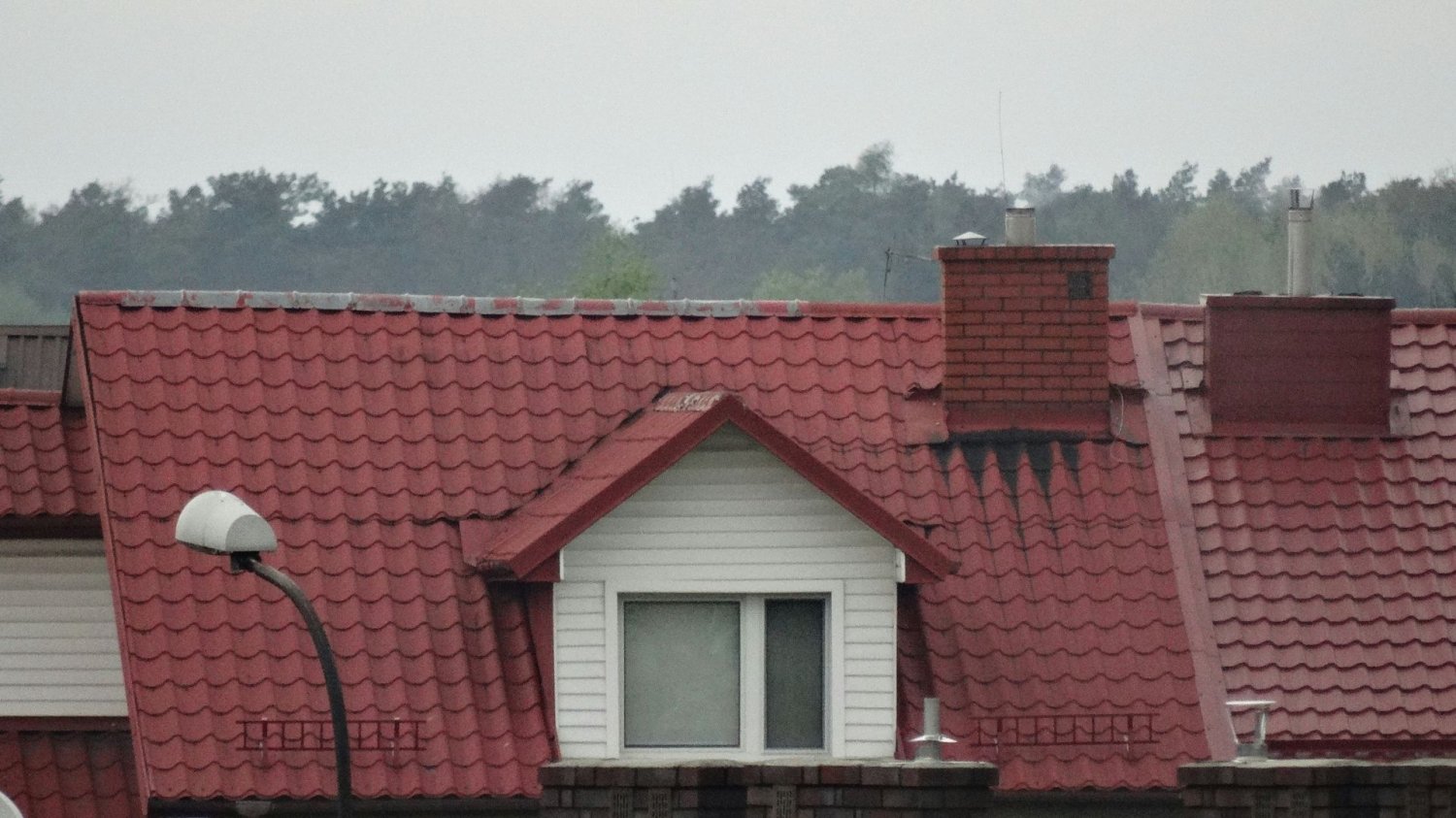 Zmiany w programie "Czyste Powietrze". Sprawdzą, ile osób naprawdę mieszka w domu Dom z kominem