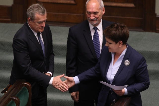 Premier Beata Szydlo, Antoni Macierewicz i Piotr Gliński  podczas debaty na temat wniosku PO