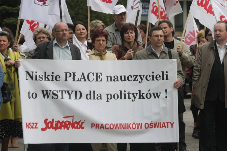 Nauczyciele bezskutecznie domagają się podwyżek. Część ucieka do korepetycji.