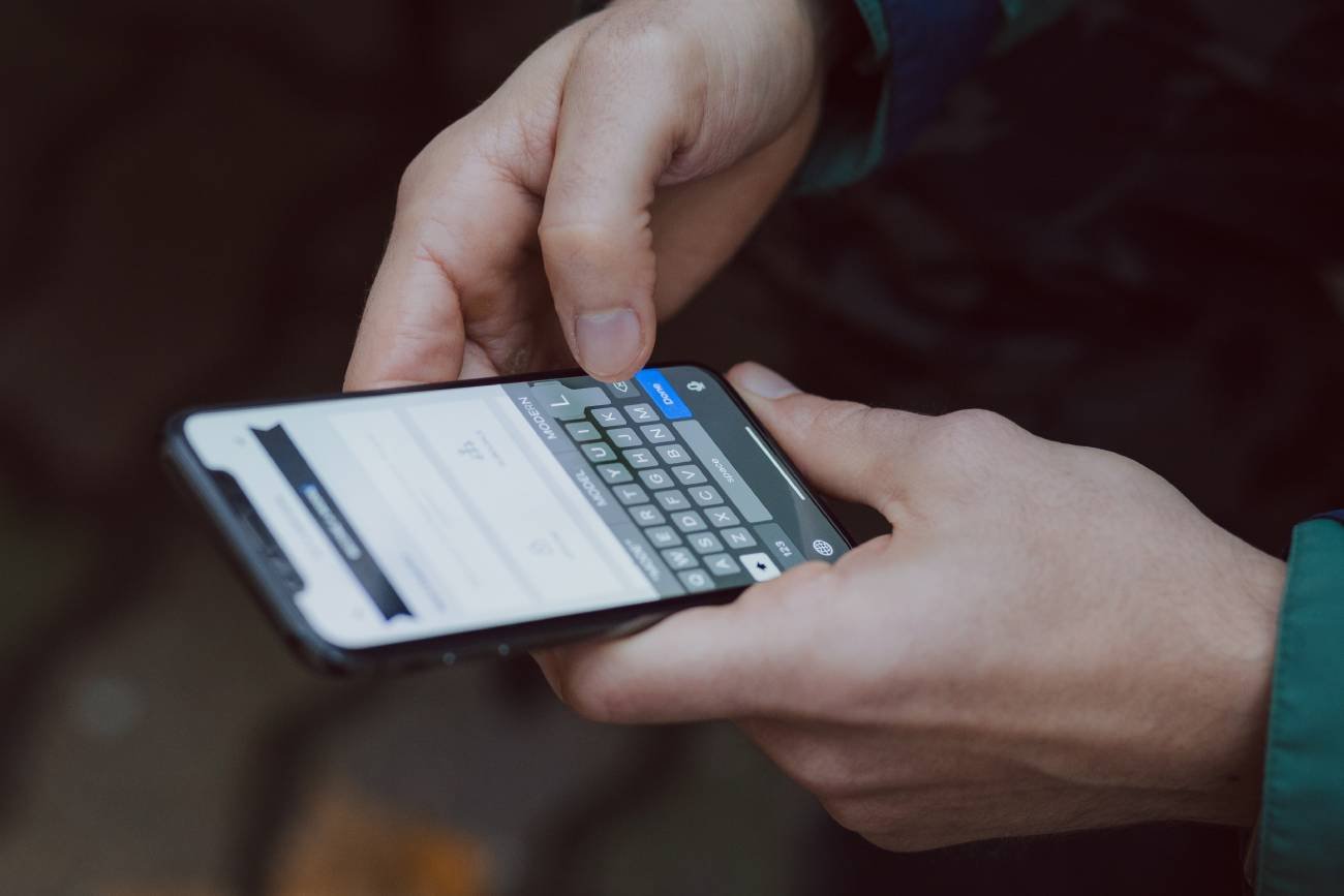 Darmowe pogrzeby dla emerytów od PiS. Seria tajemniczych SMS-ów