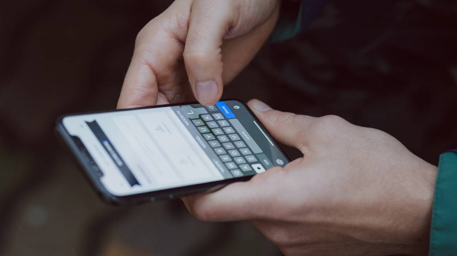 Darmowe pogrzeby dla emerytów od PiS. Seria tajemniczych SMS-ów