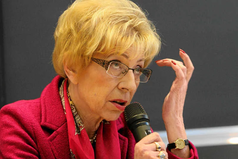 Janina Paradowska krytykuje prawicowych dziennikarzy za organizowanie konkurencyjnej wobec Charytatywnego Balu Dziennikarzy imprezy.