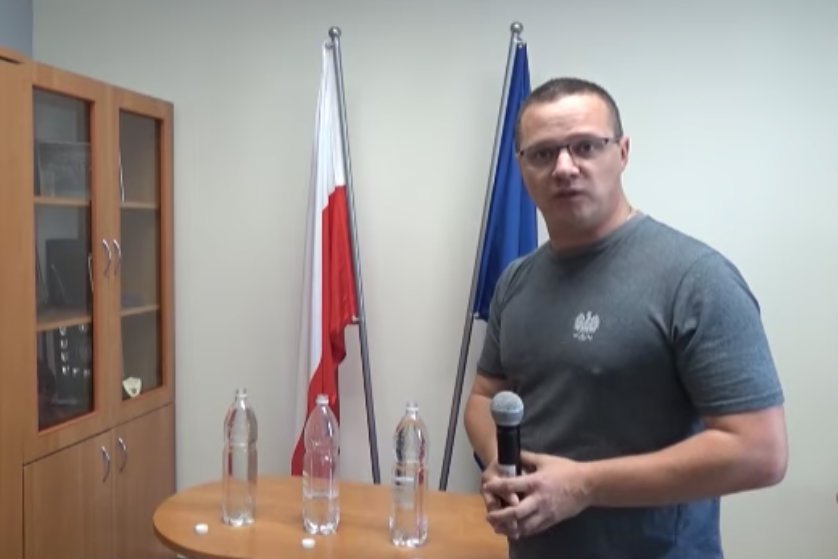 Rzecznik policji Mariusz Ciarka wziął udział w internetowym wyzwaniu Bottle Cap Challenge.