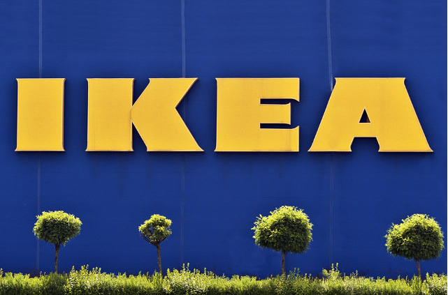 Ikea zbija interes na uchodźcach i migrantach.